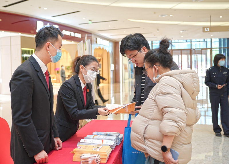 虎丘法院干警向群眾發(fā)放手冊(cè)，宣傳消費(fèi)者維權(quán)知識(shí)1.jpg