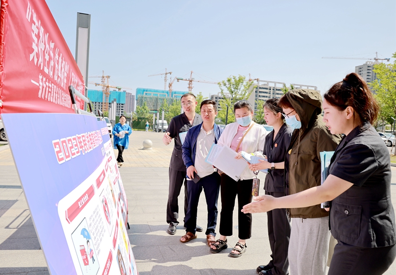 活動中，青年干警通過設置展板、發放宣傳資料、面對面講解等方式，用通俗易懂的語言深入淺出地向群眾宣講高空拋物、離婚冷靜期、居住權、人格權等法律規定。針對群眾咨詢的婚姻家庭、合同履行、勞動權益保障等方面的疑問，干警逐一細心解答 (4).JPG