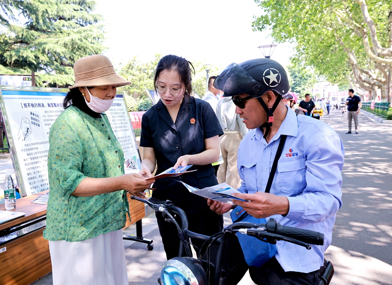 干警們通過懸掛宣傳橫幅、設置法律咨詢臺、發放宣傳冊等方式，和過往的群眾互動交流，并以典型案例為切入點，詳細講解“失信被執行人”的概念以及失信的法律后果、法院依法懲治“老賴”采取的措施，引導群眾主動關心個人信用記錄，形成健康的消費習慣，共建和諧有序的社會信用體系 (3).JPG