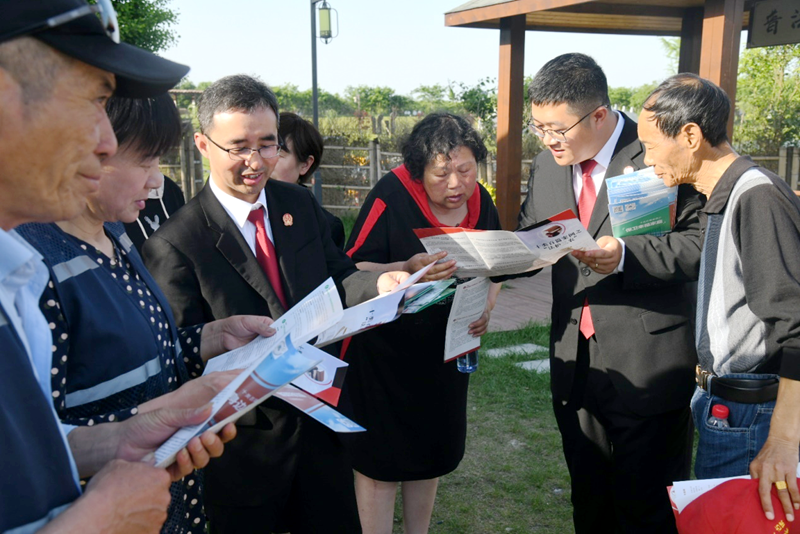 ⑤為古鎮(zhèn)周邊住戶及鄉(xiāng)村健步跑活動的參賽選手宣講《民法典》相關(guān)知識.png