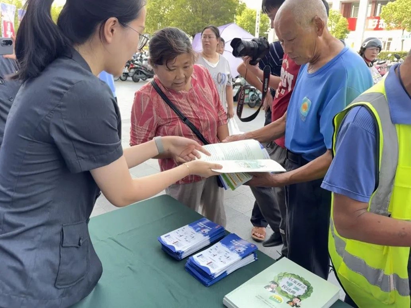 通州法院干警走上街頭向老年人宣傳網絡安全.jpg