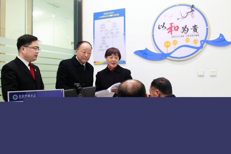 仲裁員聯(lián)合法官通過“訴裁調(diào)一體化商事解紛中心”，高效化解“訴裁對接”案件。.jpg