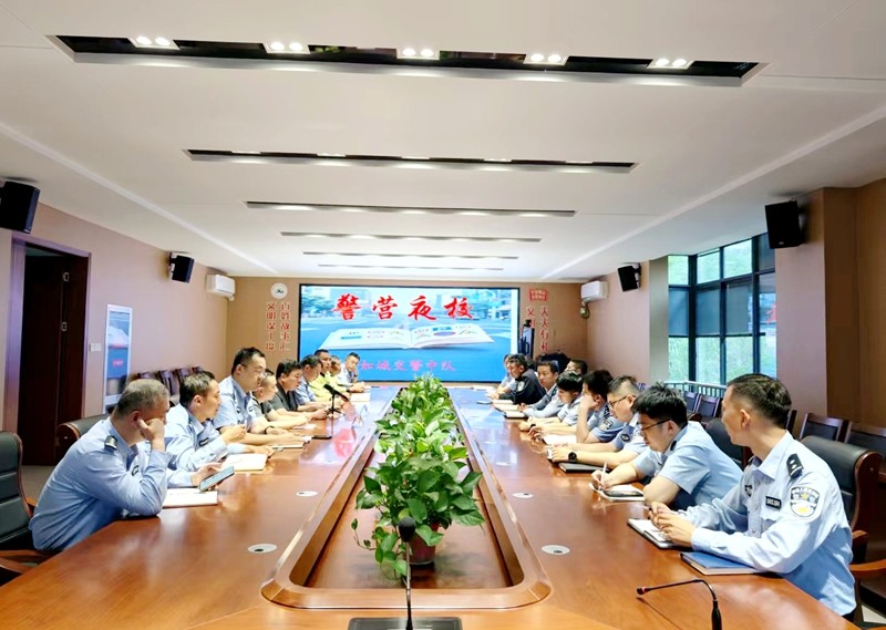 法官走進交警隊.jpg