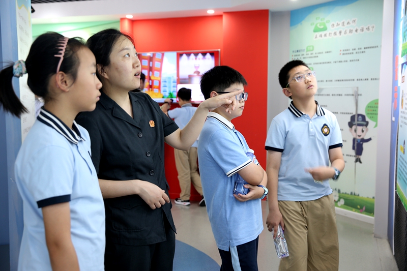 2.圖為在青少年法治教育基地，法官講解未成年人自我保護的方法.JPG