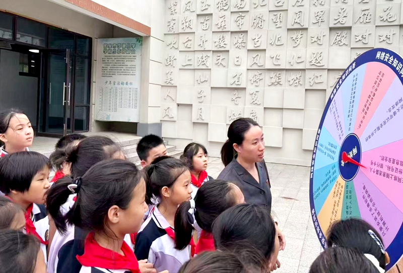 111760147010510189.jpg 普法進(jìn)校園.jpg