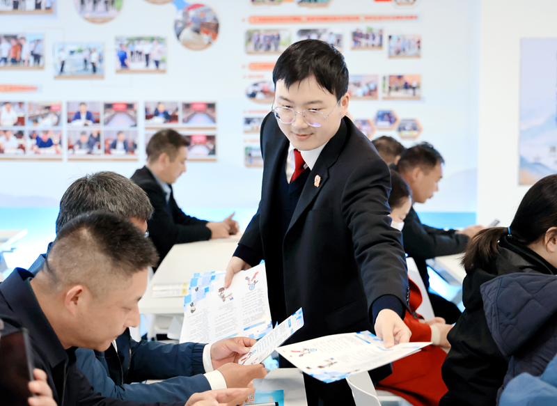 王雨璠攝 活動現場還發放了《珍愛信用記錄 共建誠信新沂》等法律宣傳手冊。.png