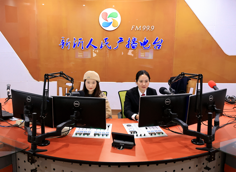 王雨璠攝 11月10日上午，新沂法院審判委員會專職委員、民二庭庭長苗苗走進“行風熱線”欄目.png